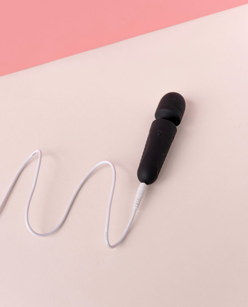 Pixie Mini Wand comes with usb charger